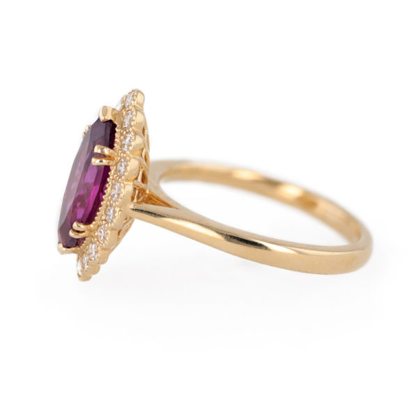 Bague marquise grenat du Mozambique et diamants en or jaune 18 carats
