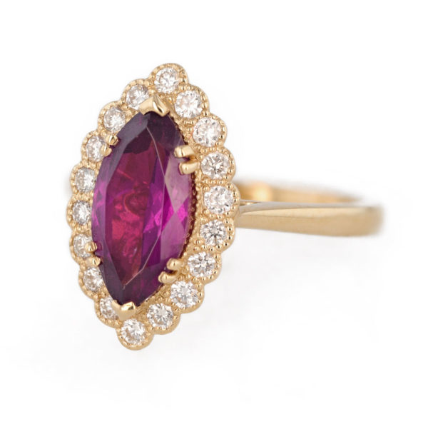 Bague marquise grenat du Mozambique et diamants en or jaune 18 carats