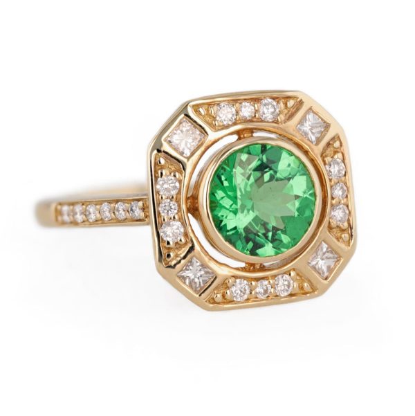 Bague Tsavorite style Art déco serti clos et entourage diamants en or jaune 18 carats