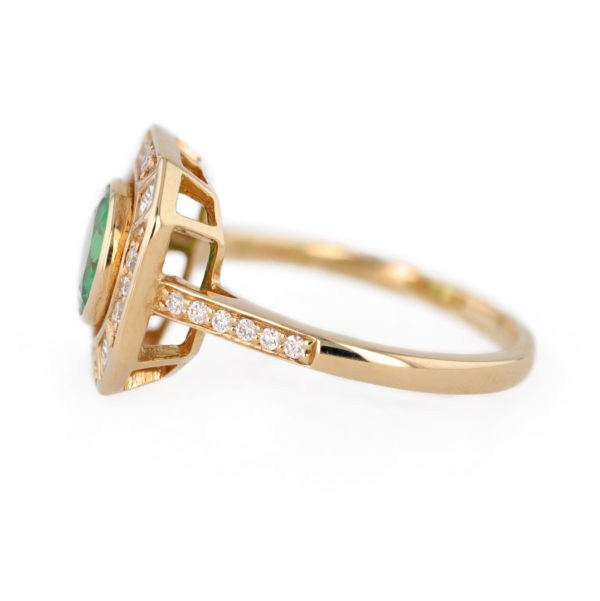 Bague Tsavorite style Art déco serti clos et entourage diamants en or jaune 18 carats
