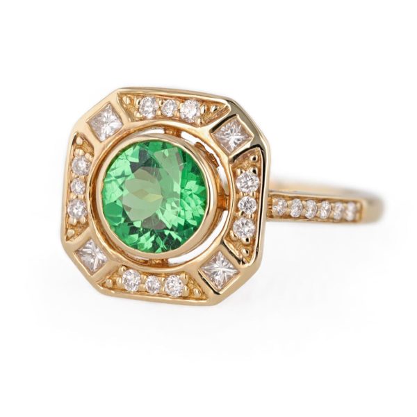 Bague Tsavorite style Art déco serti clos et entourage diamants en or jaune 18 carats
