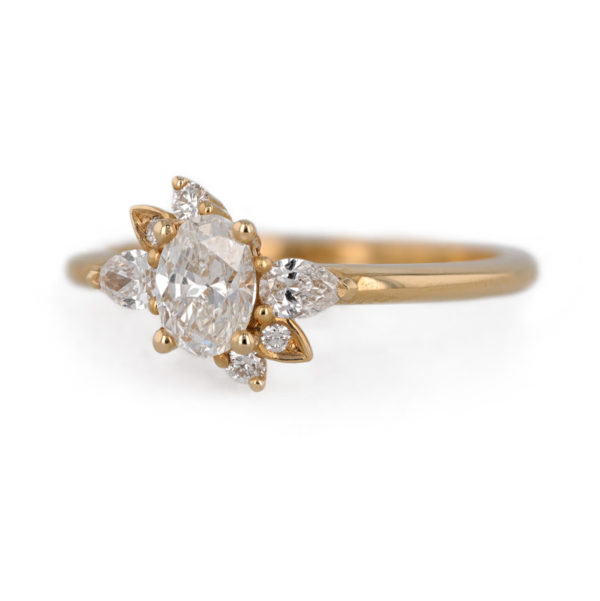 Bague diamant taille ovale et poire en or jaune 18 carats