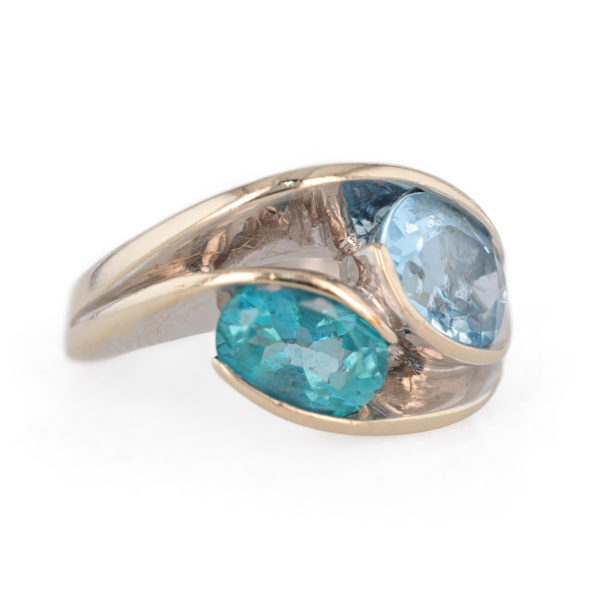 Bague vintage Garel topaze et aigue-marine en or blanc 18 carats. Bague vintage Garel topaze et aigue-marine en or blanc 18 carats.