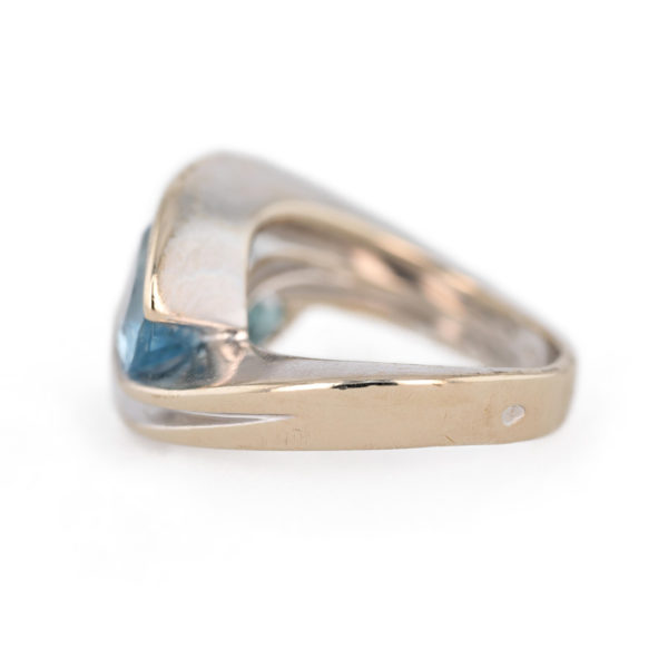 Bague vintage Garel topaze et aigue-marine en or blanc 18 carats. Bague vintage Garel topaze et aigue-marine en or blanc 18 carats.