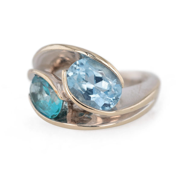 Bague vintage Garel topaze et aigue-marine en or blanc 18 carats.