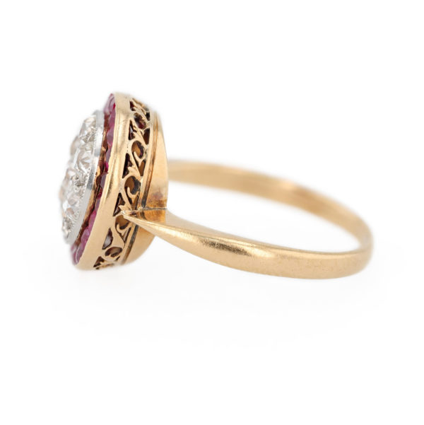 Bague pompadour rubis et diamants en or jaune 18 carats Bague pompadour rubis et diamants en or jaune 18 carats